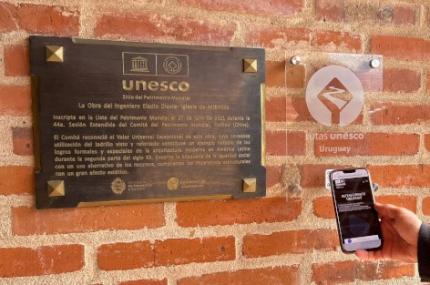 Instalación de placa QR en Iglesia Cristo Obrero promueve el recorrido por las Rutas UNESCO Uruguay